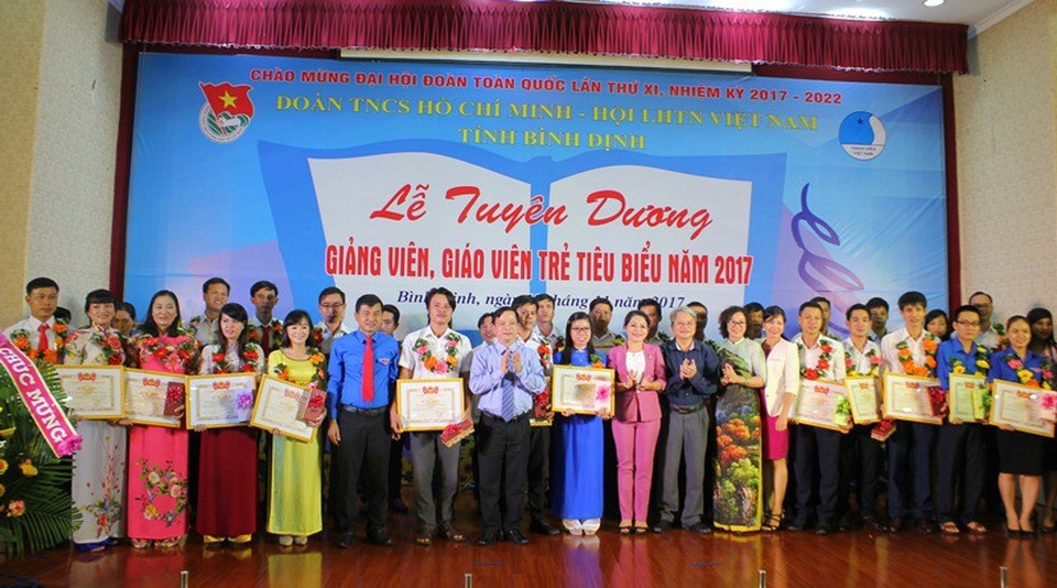 Bình Định: Vinh danh 35 giáo viên, giảng viên trẻ tiêu biểu - 1 Tuyên dương 35 giảng viên, giáo viên trẻ tiêu biểu năm 2017 tỉnh Bình Định.