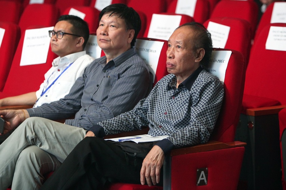 Đã sẵn sàng cho đêm trao giải Nhân tài Đất Việt 2017 - 5
Nhà báo Phạm Huy Hoàn - Tổng Biên tập Báo điện tử Dân trí, Trưởng ban tổ chức Giải thưởng Nhân tài Đất Việt 2017 (bên phải) có mặt tại buổi tổng duyệt.
Giải thưởng Nhân tài Đất Việt đã bước sang năm thứ 13. Đây là giải thưởng hàng đầu về lĩnh vực Công nghệ thông tin và là giải thưởng có uy tín trong các lĩnh vực Môi trường, Khoa học Công nghệ, Y dược. Nhiều năm nay, Giải thưởng Nhân tài Đất Việt nhận được sự quan tâm đặc biệt của lãnh đạo Đảng, Nhà nước.