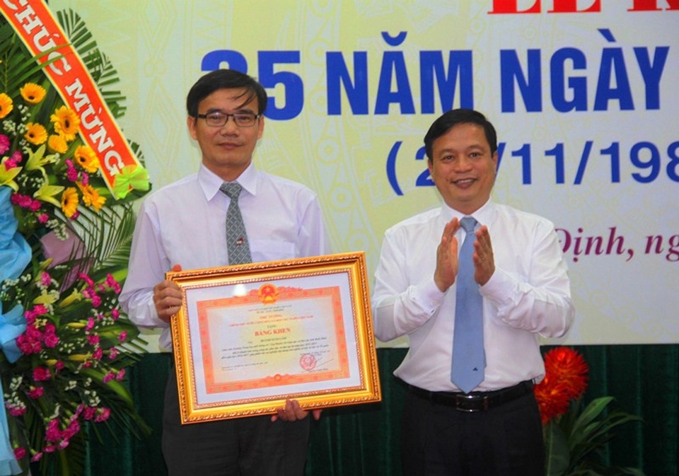 Thầy giáo Huỳnh Xuân Lâm, Trường THPT số 1 Tuy Phước (huyện Tuy Phước) vinh dự được nhận Bằng khen của Thủ tướng Chính phủ vì đã có thành tích trong công tác, góp phần vào sự nghiệp xây dựng chủ nghĩa xã hội và bảo vệ Tổ quốc.