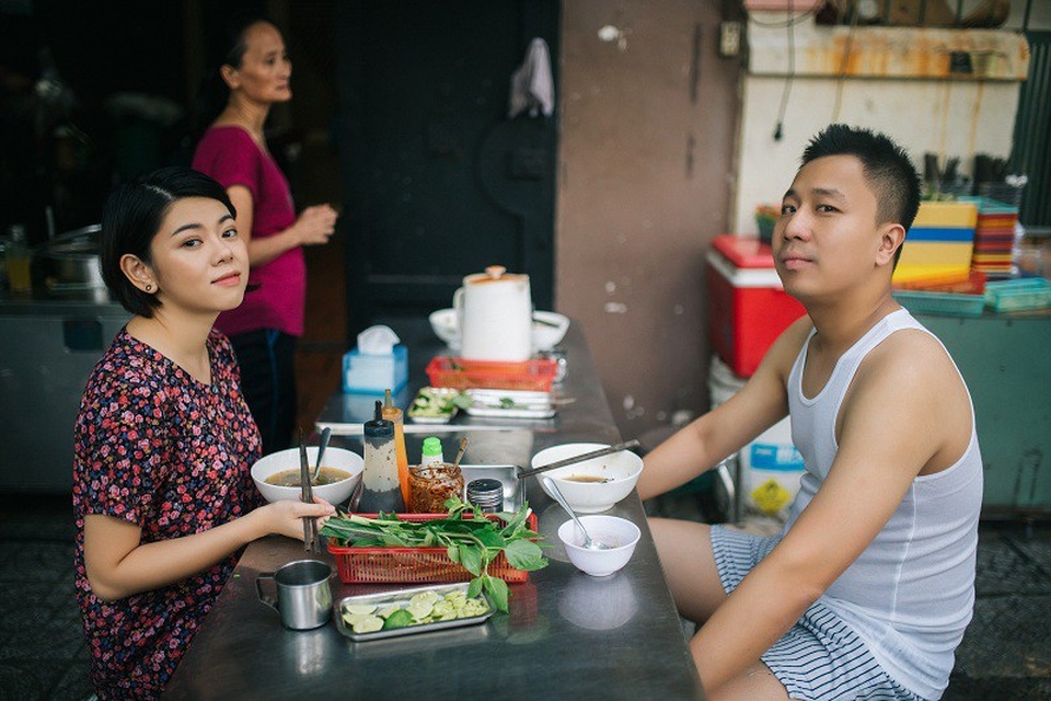 Ảnh cưới giản dị của cặp đôi yêu xa ở... quán phở, khu chung cư - 7 Từ đó, cặp đôi quyết định quen nhau. Vì yêu xa nên Tuấn anh đã tỏ tình với Hồng Ngọc qua điện thoại.