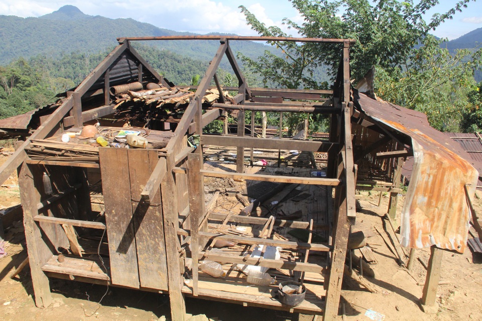 Một ngôi nhà bị vùi lấp vừa được đưa ra ngoài