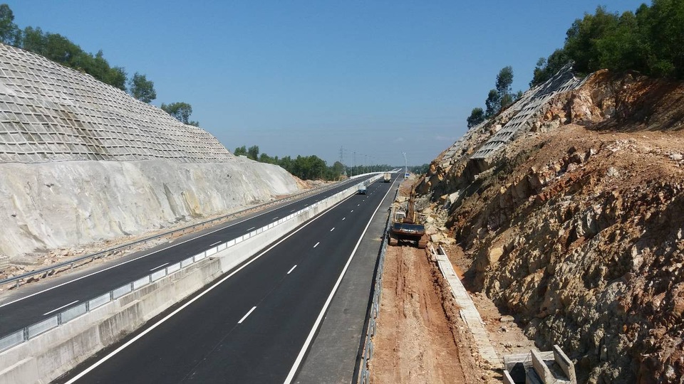 Nhiều điểm sạt lở trên tuyến cao tốc bị sạt lở đang được nhà thầu khắc phục