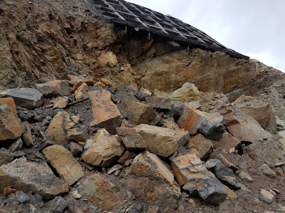 Khẩn trương khắc phục sự cố sạt lở trên cao tốc Đà Nẵng - Quảng Ngãi - 3 Khẩn trương khắc phục sự cố sạt lở trên cao tốc Đà Nẵng - Quảng Ngãi - 3