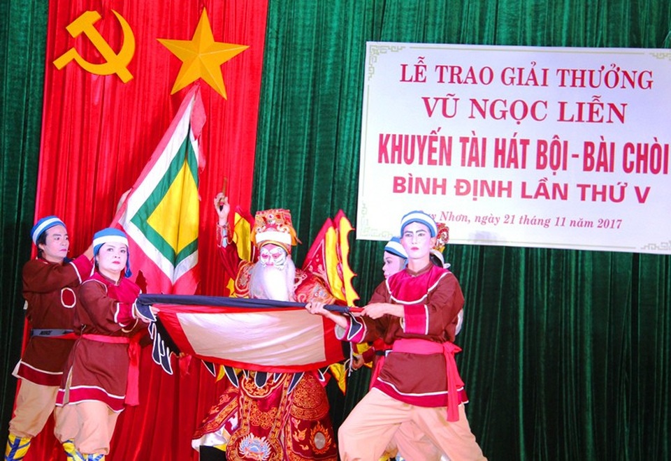 Vinh danh 13 tài năng trẻ đam mê hát tuồng, bài chòi - 3 Diễn viên Nguyễn Đức Thành (giữa) trong vai Phàn Định Công trong một vai diễn đoạt HCV, cuộc thi tài năng trẻ diễn viên sân khấu tuồng chuyên nghiệp toàn quốc - 2017.