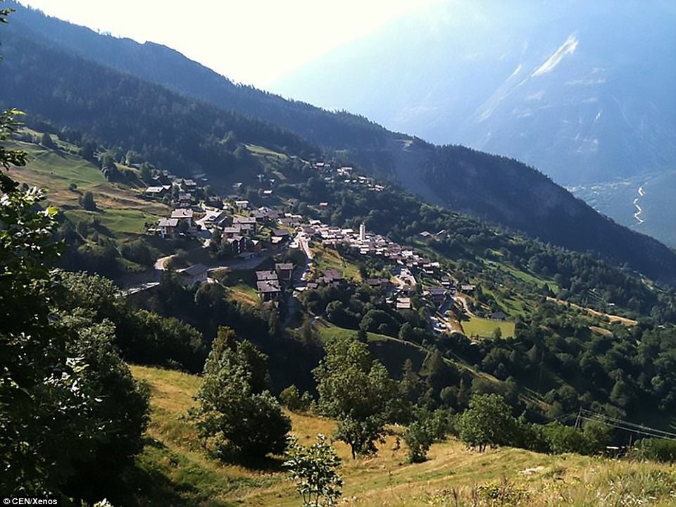 Albinen hiện chỉ có 240 người sinh sống, 7 đứa trẻ của Albinen hàng ngày phải đi xe buýt sang thị trấn bên cạnh để đi học, bởi ngôi trường của Albinen đã bị đóng cửa do có quá ít học sinh.