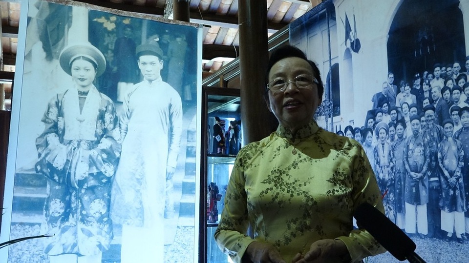 Lời hẹn hai năm của… áo dài - 4 Bà Nguyễn Kim Nữ Hiếu bên bức ảnh cưới của bố mẹ