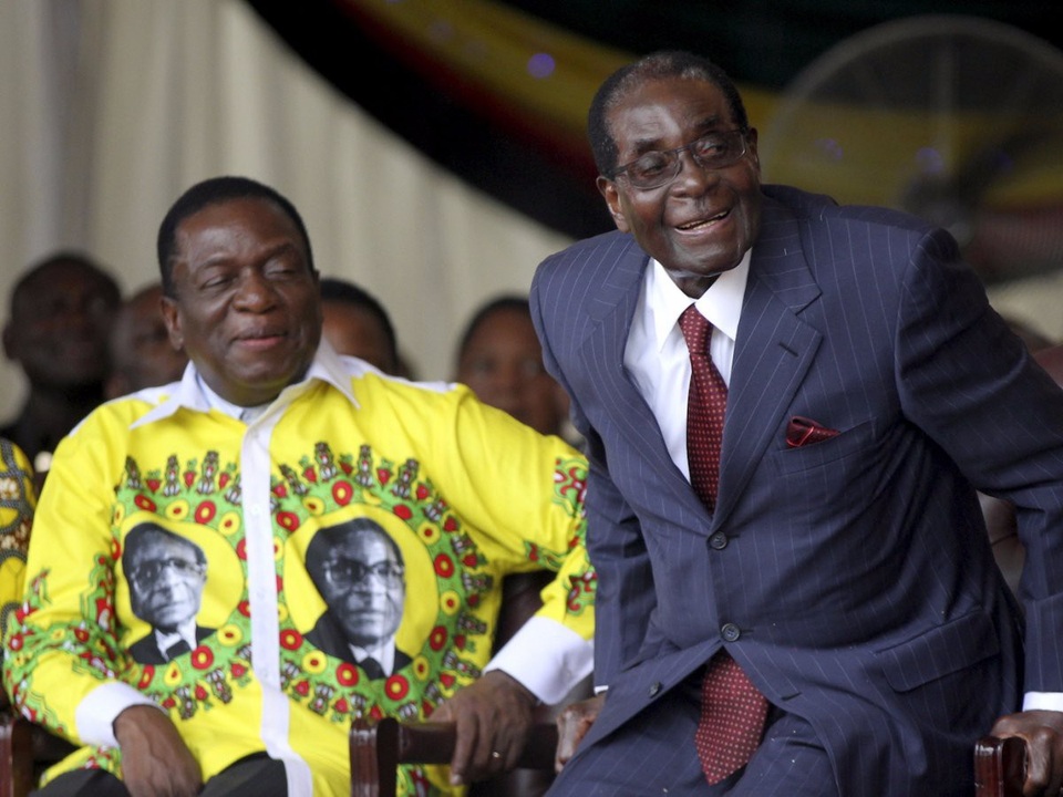 Ông Emmerson Mnangagwa và hành trình từ vệ sĩ thành Tổng thống Zimbabwe - 6
Sau khi Zimbabwe giành được độc lập, ông Mnangagwa được ông Mugabe tin tưởng và bổ nhiệm vào nhiều vị trí quan trọng, trong đó có vị trí Phó Tổng thống năm 2014. Ông từng giữ chức Bộ trưởng An ninh Quốc gia, Bộ trưởng Tài chính, Bộ trưởng Quốc phòng và một vài vị trí khác. (Ảnh: Reuters)