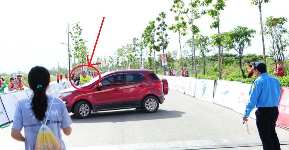 Ô tô lao về vạch đích đường chạy marathon khi vận động viên đang "nước rút" - 3 VĐV quốc tế bị xe chèn vào đường chạy trong lúc xe thối lui