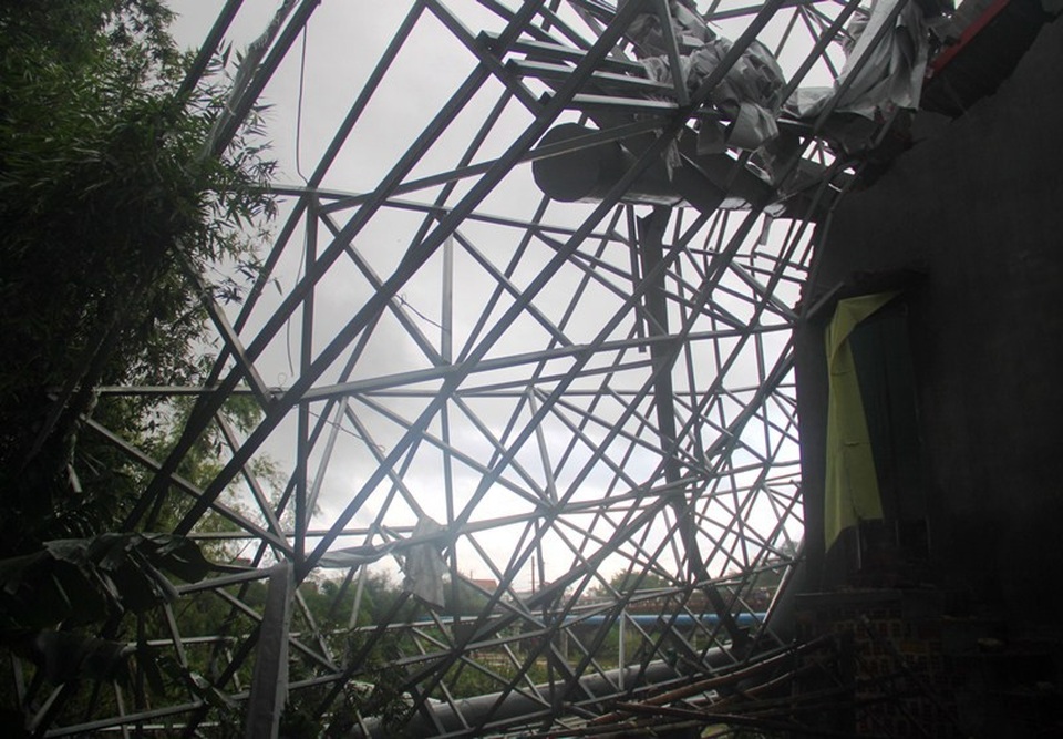 Trụ pano quảng cáo đổ đè vào nhà dân, công ty nhùng nhằng việc đền bù