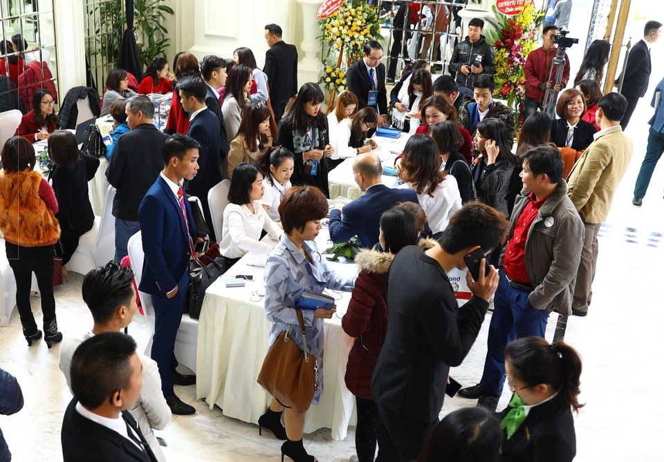 Nhiều khách hàng đã háo hức đến địa điểm tổ chức từ sớm