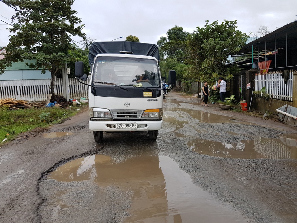 Quốc lộ nối với cao tốc Đà Nẵng - Quảng Ngãi quá tải, dân than trời - 4 Không con cách nào khác, xe tải này phải qua ổ voi