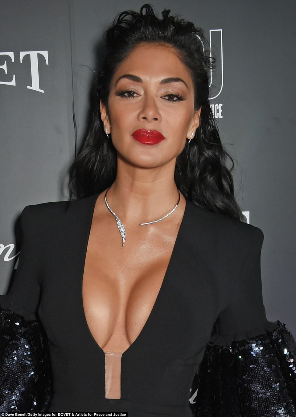 Nicole Scherzinger "lộ" vòng một ngoại cỡ - 4
Nicole Scherzinger là người Mỹ nhưng gần đây cô hoạt động nghệ thuật chủ yếu tại Anh