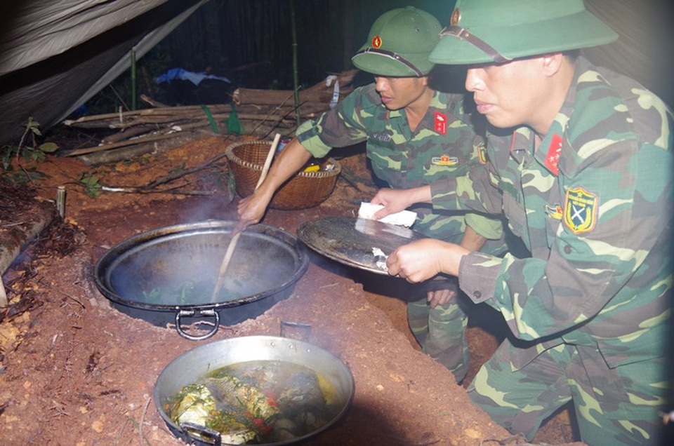 Ngoài hành quân di chuyển vũ khí, các chiến sĩ còn phải hoàn tất công tác hậu cần trong điều kiện của chiến trường.