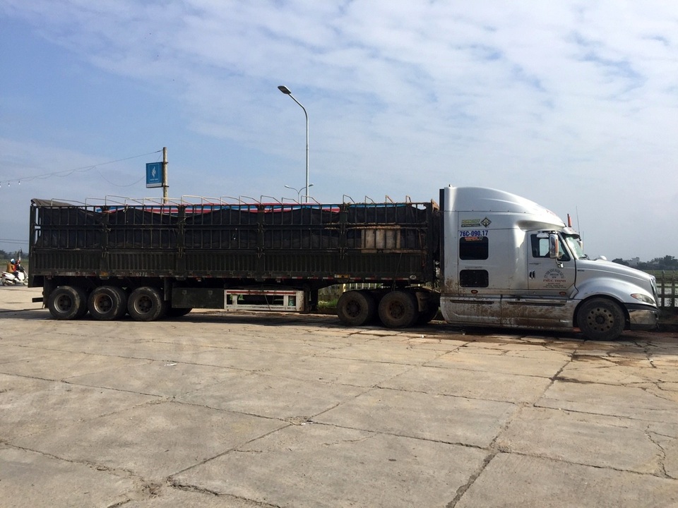 Xe đầu kéo đổ "núi" chất thải xuống quốc lộ rồi bỏ chạy - 4 Xe đầu kéo vi phạm được đưa về trạm để xử lý. (Ảnh CSGT Quảng Nam)