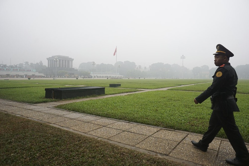
Quảng trường Ba Đình trong buổi sáng mờ sương.
