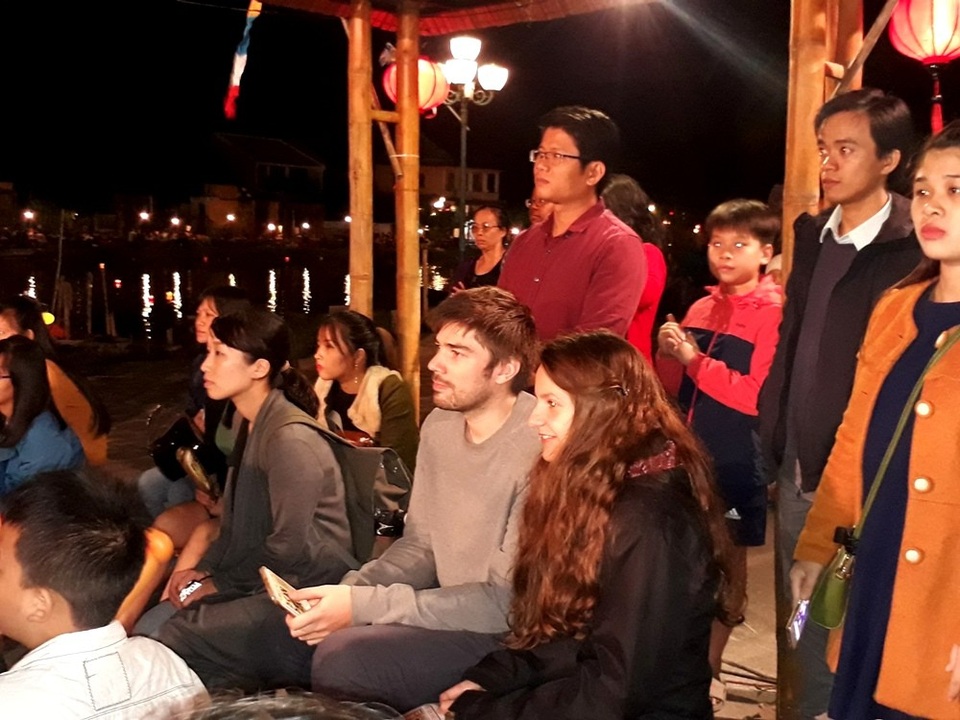 Nghệ nhân hô Bài Chòi Hội An hội tụ mừng sự kiện thành Di sản thế giới - 4 Du khách nước ngoài cũng rất nhiệt tình tham gia vào chương trình