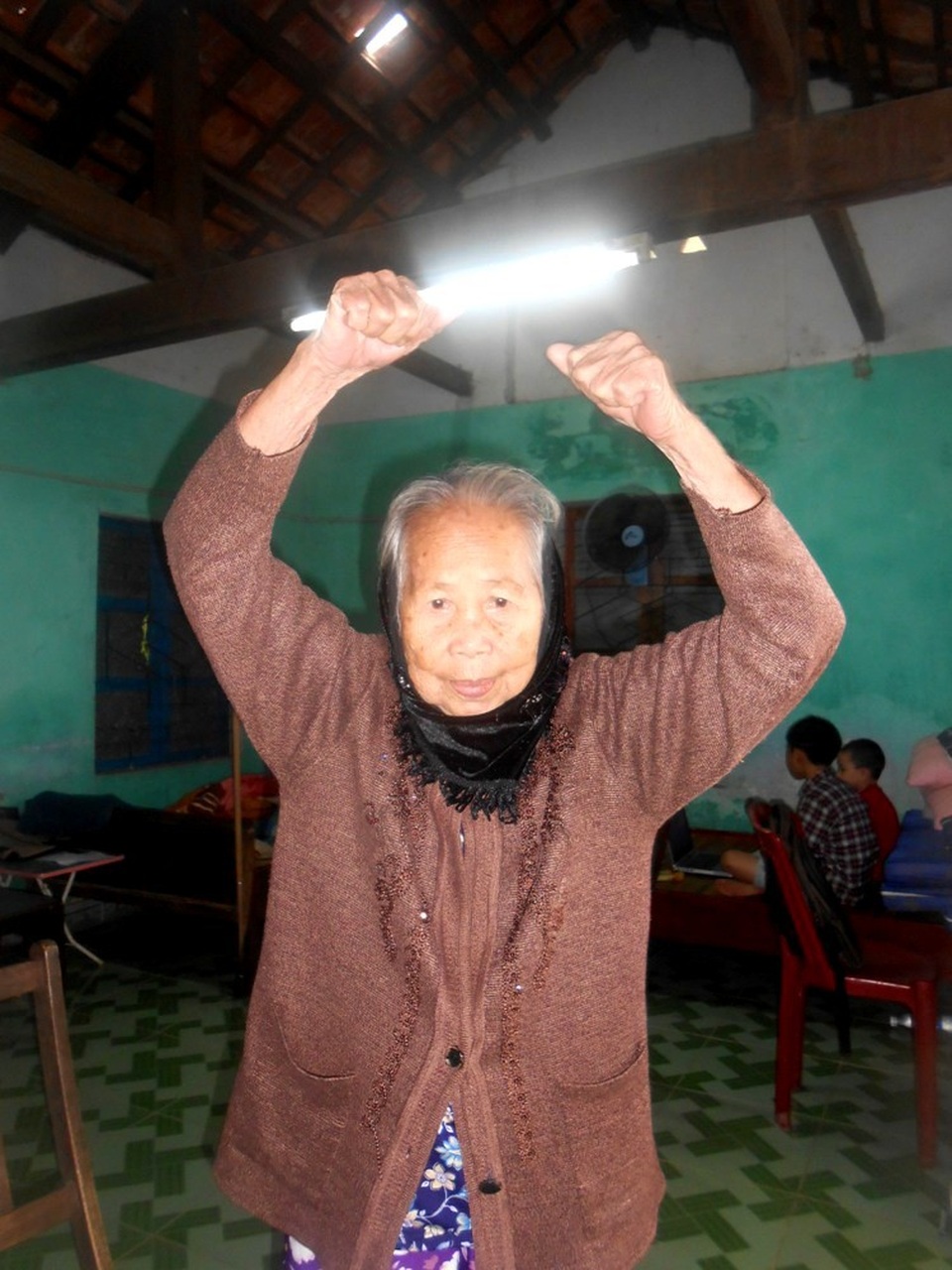 Sống lại sau 5 giờ "đã chết", cụ bà còn... khỏe mạnh hơn trước - 3 Cụ có thể tập thể dục, làm những việc lặt vặt trong nhà…