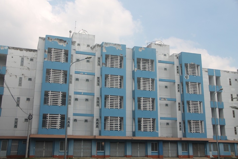 TPHCM: Dân tháo chạy khỏi... khu nhà ở tái định cư - 4 Sau vài năm không sử dụng, nhiều hạng mục của công trình đã có dấu hiện xuống cấp