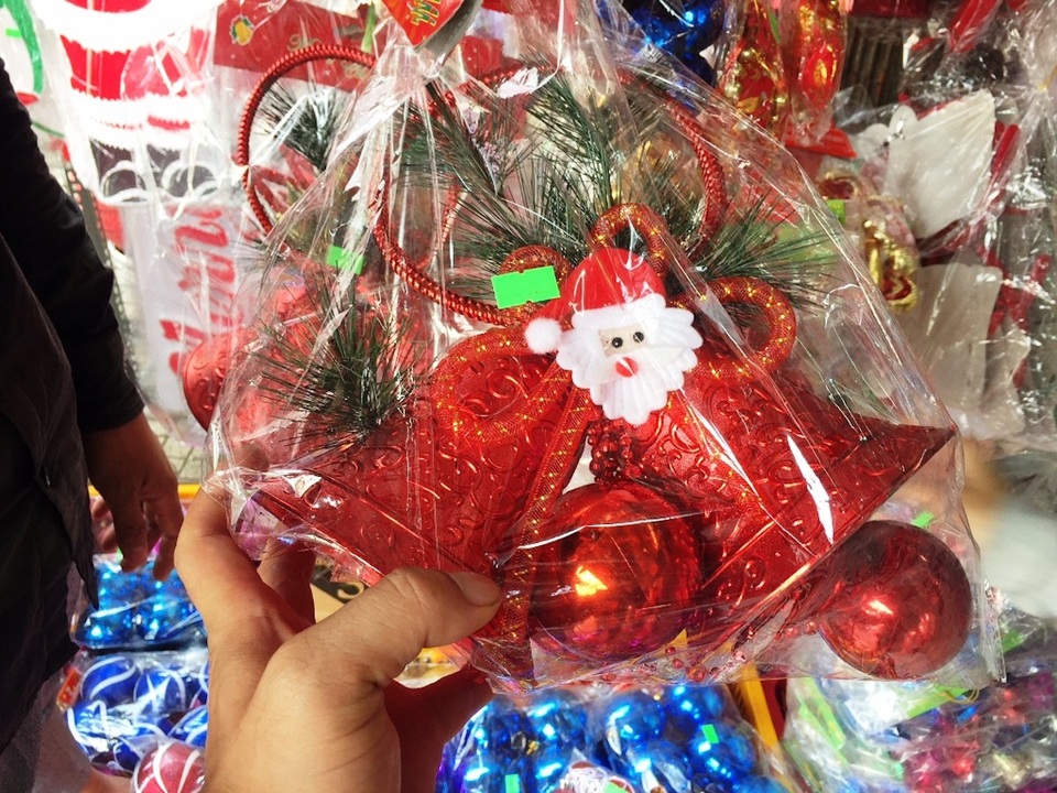 Nhập quả châu cao cấp, thông tươi từ Mỹ... về đón Giáng sinh - 4 Một cặp chuông có giá 110.000 đồng