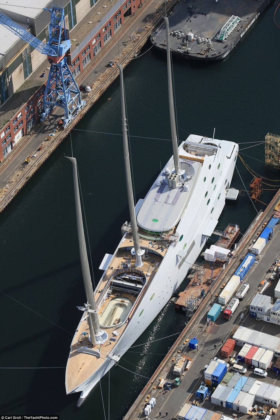 Siêu du thuyền lớn nhất thế giới trị giá gần 500 triệu USD - 5
Theo trang Superyachtfan.com, du thuyền A chạy bằng động cơ hybrid, lai giữa 2 động cơ chạy dầu diesel MTU công suất 3.600 kw và 2 động cơ điện công suất 4.300 kw, cho phép đạt tốc độ tối đa gần 40 km/h. Du thuyền được thiết kế phục vụ tối đa 20 khách và thủy thủ đoàn gồm 54 người. (Ảnh: The Yatch photo)