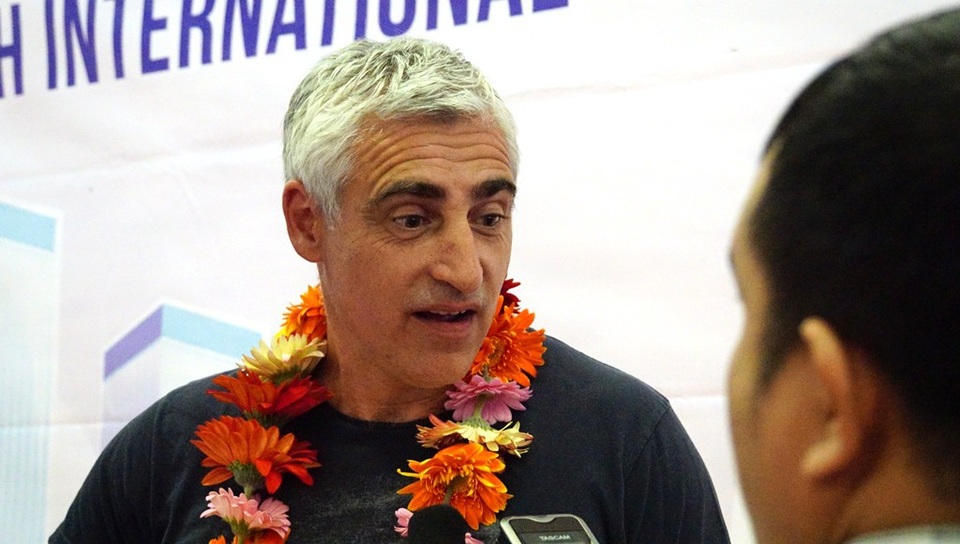 TP. Hồ Chí Minh đón vị khách thứ 6 triệu - 4 “Sài Gòn đặc biệt ấn tượng với tôi là giao thông đông đúc, con người bình dị, thân thiện. Tôi yêu nơi này và tôi cảm thấy may mắn khi vợ tôi cũng là người Việt Nam…”, ông Kohldorfer Martinpeter chia sẻ