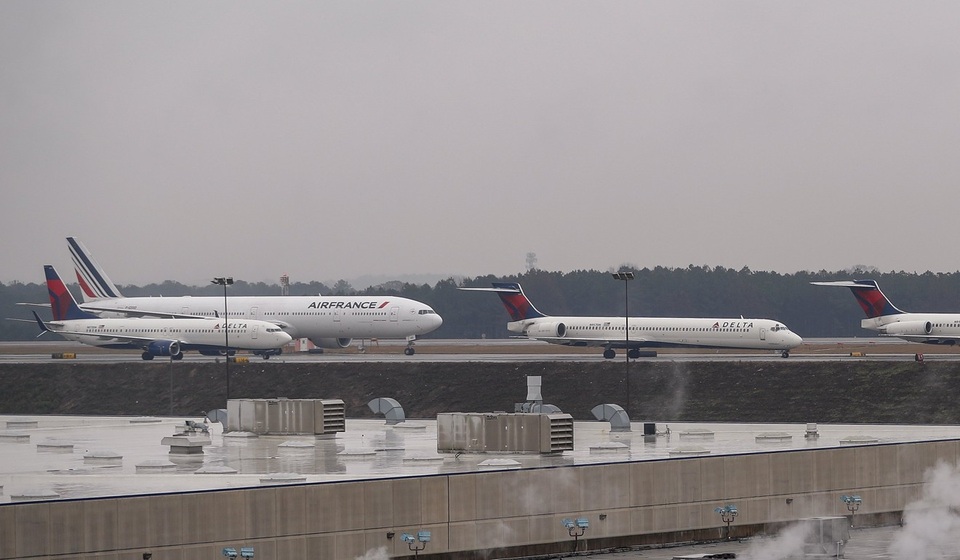 Mỹ: Sân bay bận rộn nhất thế giới hủy gần 1.000 chuyến bay vì mất điện - 4 
Các máy bay mắc kẹt trên đường băng (Ảnh: EPA)