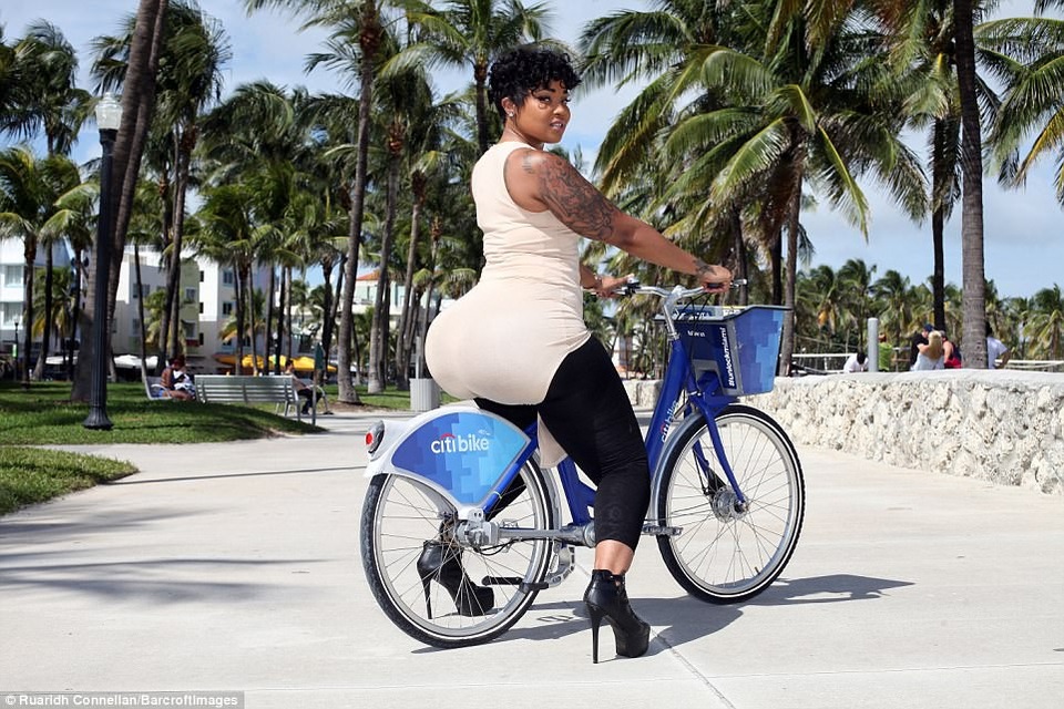 Vốn là sinh viên tốt nghiệp chuyên ngành kinh tế, cô Courtney Barnes đến từ thành phố Miami, bang Florida, Mỹ, đã quyết định biến “sai lầm thành cơ hội” và kiếm tiền từ vòng hông có kích thước 150cm của mình. Courtney đã từng trải qua những ca phẫu thuật thẩm mỹ vòng hông ở tại một số trung tâm thẩm mỹ thiếu chất lượng từ cách đây 6 năm.