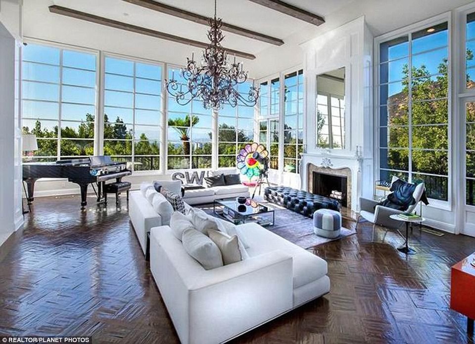 
Biệt thự này có 4 phòng ngủ, 5 phòng tắm, bể bơi lớn ngoài trời
