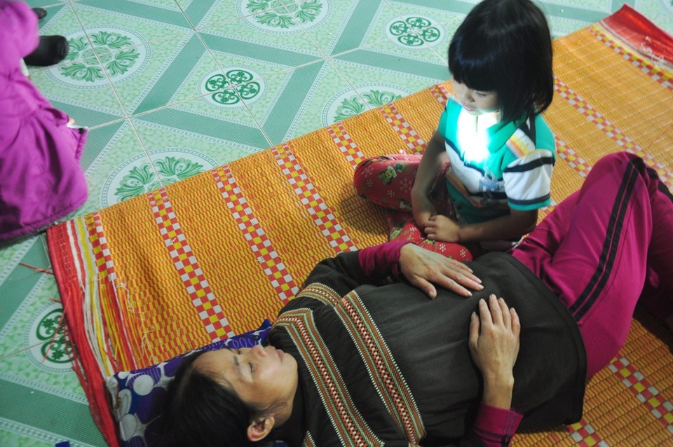 5 con thơ khốn khó khi bố tai biến mạch máu não, mẹ gặp tai nạn nằm liệt giường - 3 Bà Nguyễn Thị Thu, nằm liệt giường sau khi trở về từ bệnh viện cách đây mấy hôm