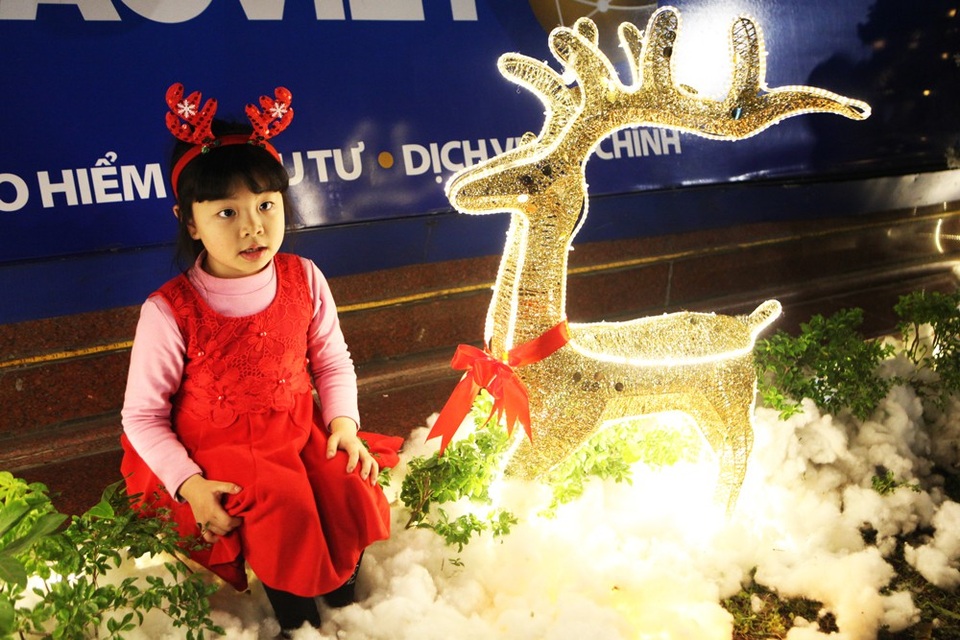 Biển người ở phố đi bộ hồ Gươm đón Giáng sinh - 8
Bé gái bên chú tuần lộc sáng rực bên phố đi bộ hồ Gươm. Dịp này, nhiều công sở, hàng quán trang trí chủ đề Giáng sinh để thu hút sự chú ý.