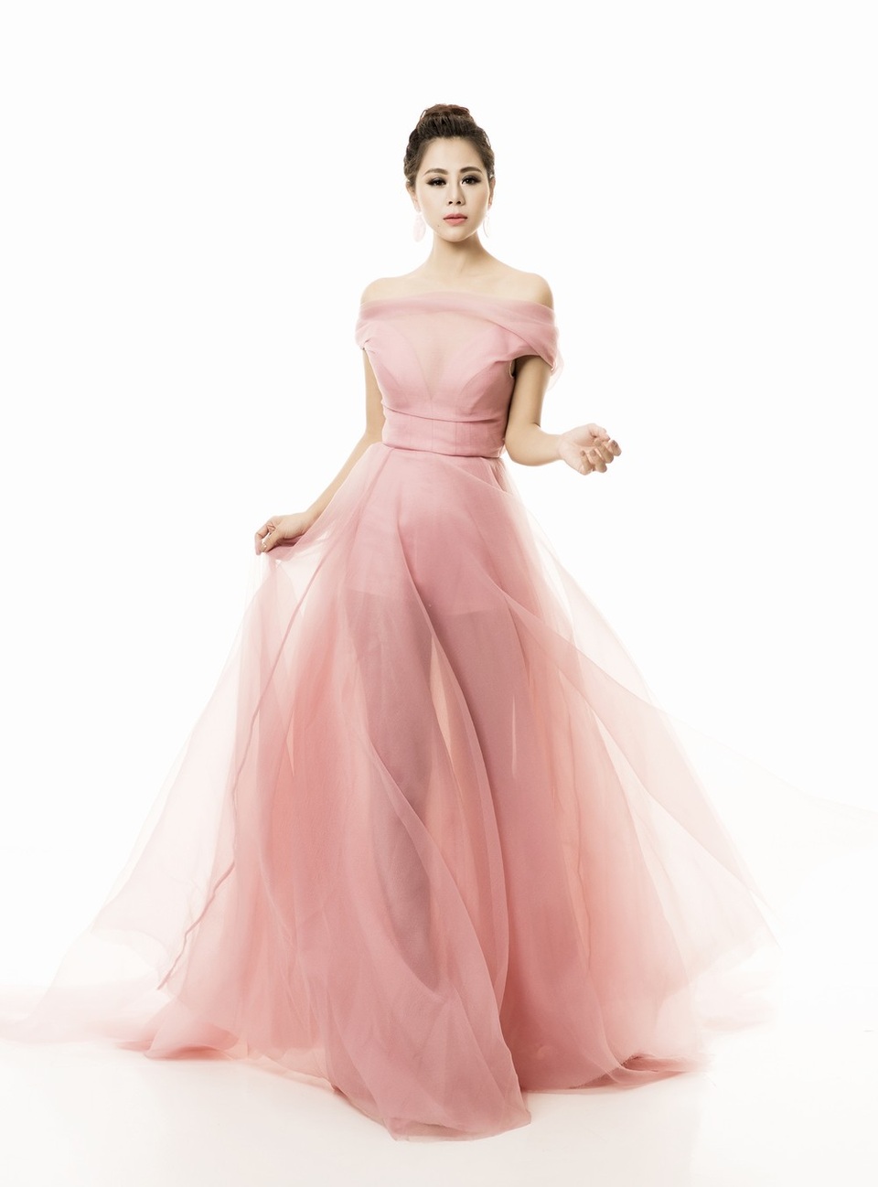 Diện đầm trễ vai, "Kiều nữ làng hài" Nam Thư cuốn hút dưới mọi góc nhìn - 3