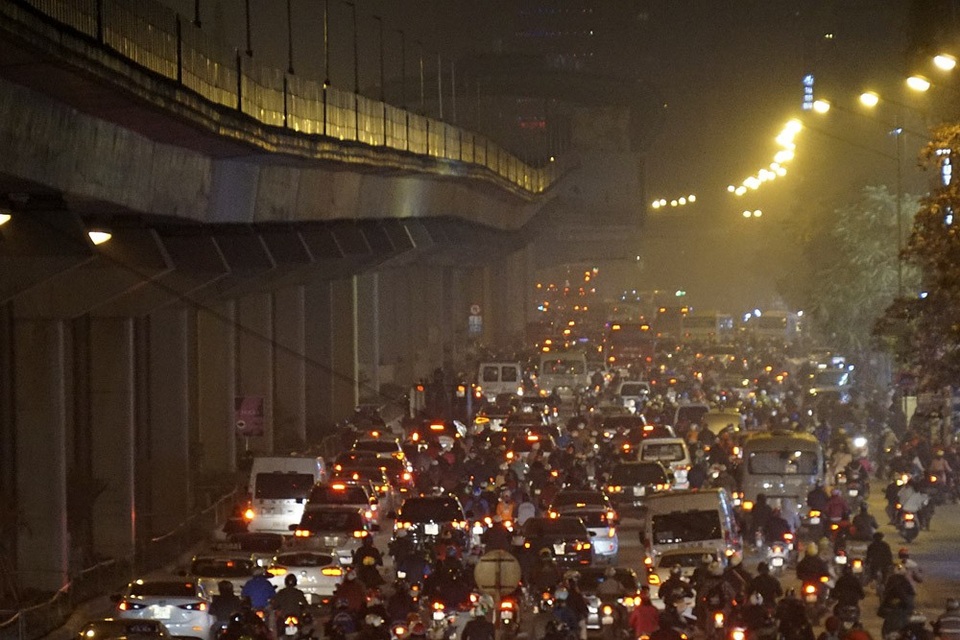 Hình ảnh đường phố Hà Nội kín đặc phương tiện ngày cuối năm - 4
Đường Nguyễn Trãi lúc 18h. Đây là cửa ngõ phía Tây Hà Nội, tình trạng ùn tắc xảy ra thường xuyên.