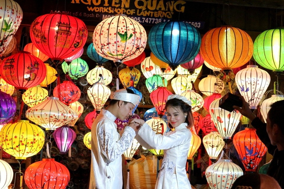 Cặp đôi chụp ảnh cưới tại Hội An: cầu mong hạnh phúc, bình an và những điều tốt lành nhất cho lứa đôi trong năm mới