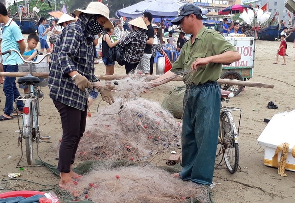 Thanh Hóa: Ngư dân hồ hởi ra khơi trong Ngày quốc tế lao động 1/5 - 5 Cảnh lao động ngay trong lòng khu du lịch nổi tiếng Sầm Sơn