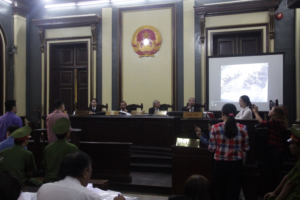 Nguyên cảnh sát điều tra gọi giang hồ “xử” chủ nợ - 4 Trích xuất camera hiện trường vụ án.