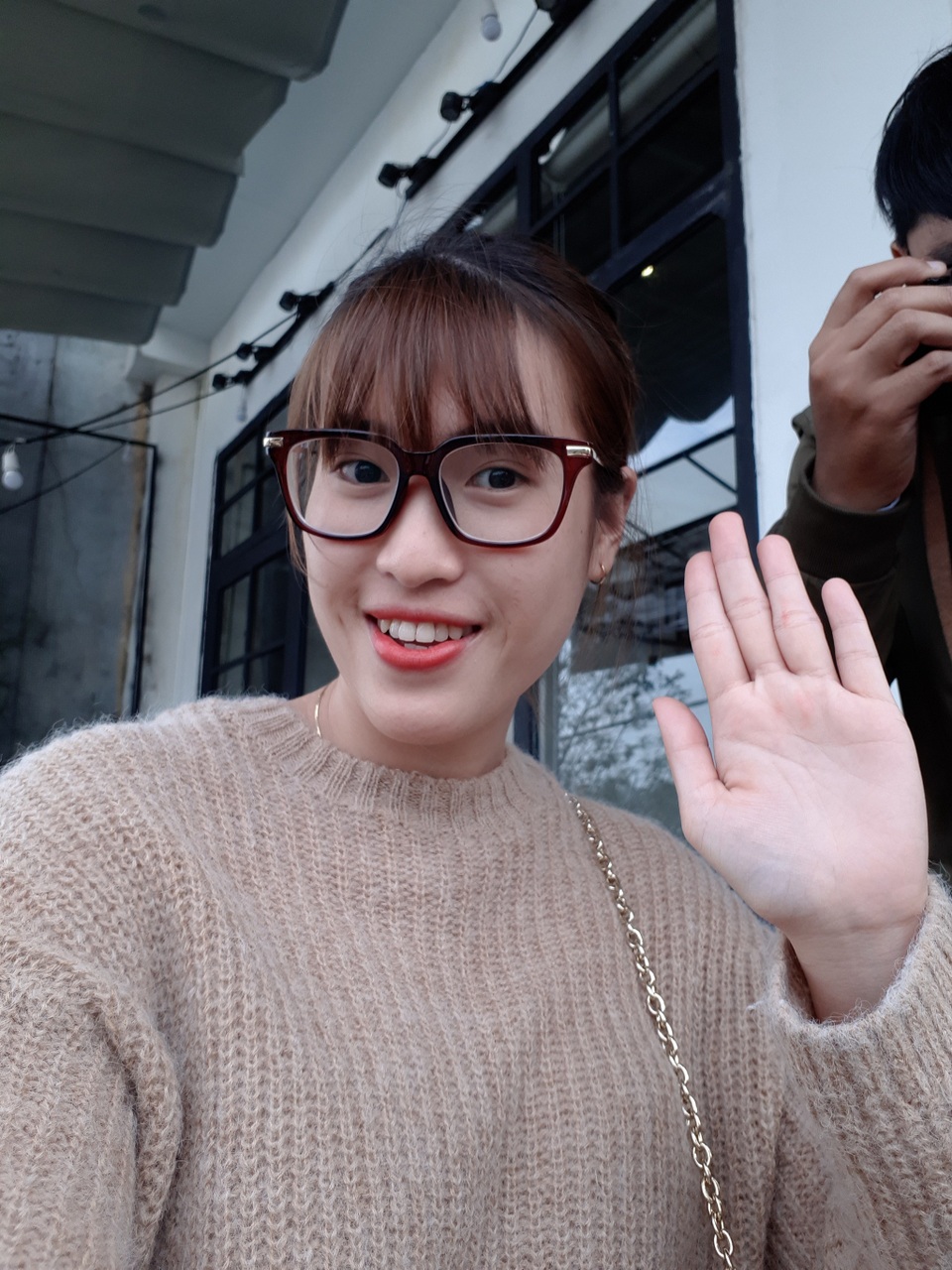 
Ảnh selfie từ Galaxy A (2017) có độ chi tiết tốt, kết hợp cùng công cụ làm đẹp cho phép người dùng thoải mái sống ảo.
