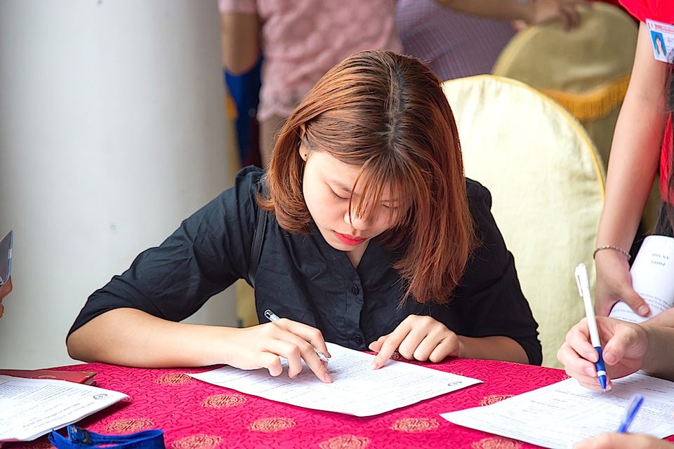  Các bạn trẻ đang làm các thủ tục để hiến máu.