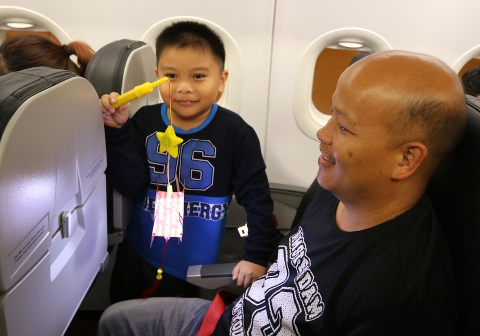 Hành khách nhí đáng yêu mùa trung thu Vietjet - 4 Cậu bé này hào hứng khoe vừa được gặp, trò chuyện và nghe Tổng giám đốc Vietjet Nguyễn Thị Phương Thảo hát tặng. Em rất hân hoan với chiếc đèn lồng hình tàu bay ngộ nghĩnh.