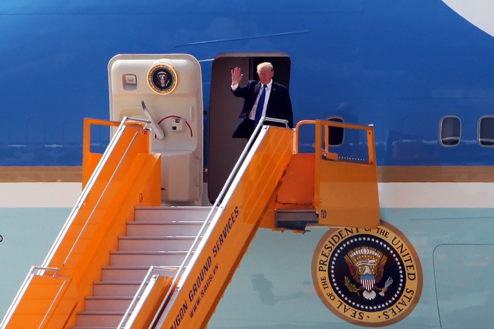 Tổng thống Mỹ Donald Trump tới Đà Nẵng trong chuyến đi lịch sử - 9
Thổng thống Trump vẫy tay chào khi vừa ra khỏi cửa chuyên cơ Không lực Một