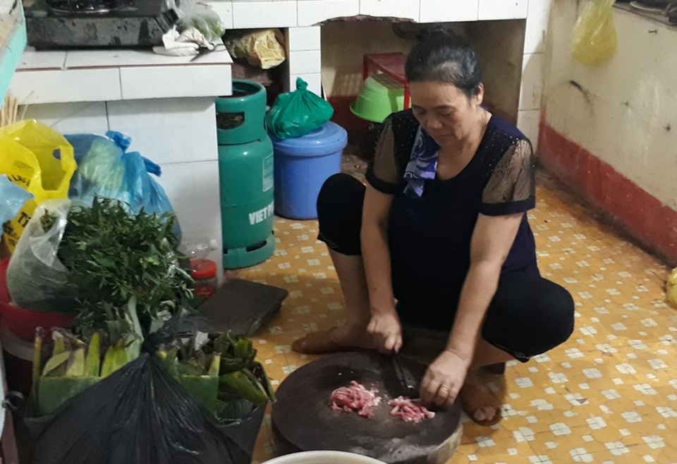 Nguyện làm “đôi chân” cho anh suốt đời - 4 Để có tiền trang trải cho cuộc sống, bà còn làm thêm cả nghề nem