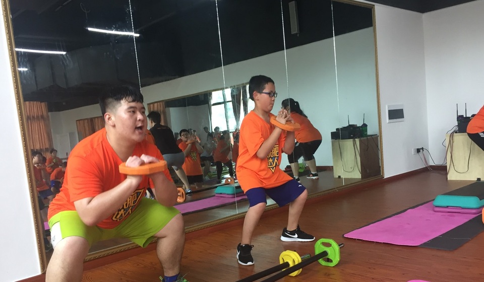 Lò luyện khắc nghiệt cho trẻ em béo phì Trung Quốc - 3
Tại lò luyện, các học viên buộc phải tập thể dục 4 giờ mỗi ngày, 2 giờ buổi sáng và 2 giờ buổi chiều. Ngoài 3 bữa ăn chính, họ được ăn thêm hoa quả vào giờ chiều. Các học viên chỉ được sử dụng điện thoại thông minh 1 giờ 1 ngày. Mục tiêu của trung tâm là giảm 2% khối lượng cơ thể mỗi tuần. Những người không đáp ứng được sẽ phải tiếp tục tập vào buổi tối. Béo phì không chỉ gây ảnh hưởng tới cuộc sống hiện tại mà còn tác động tới chất lượng cuộc sống sau này. (Ảnh: SCMP)