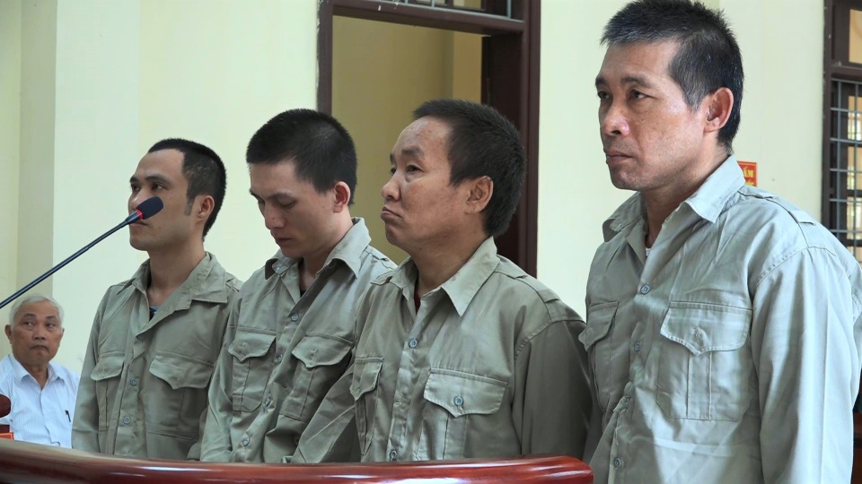 Trang bị 2 khẩu súng và nhiều viên đạn để mua bán ma túy - 1 4 bị cáo tại phiên xét xử sơ thẩm