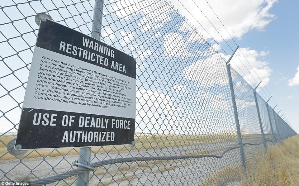 Bên trong căn cứ tối mật của quân đội Mỹ trên sa mạc Utah - 1
Căn cứ Dugway Proving Ground rộng khoảng 325.000 ha, nằm dưới lòng sa mạc ở bang Utah. Căn cứ này có nhiệm vụ nghiên cứu và phát triển các biện pháp nhằm giúp nước Mỹ phòng thủ trước mọi cuộc tấn công bằng vũ khí hóa học và sinh học. Trong ảnh: Biển cảnh báo nguy hiểm chết người gắn trên hàng rào của căn cứ.