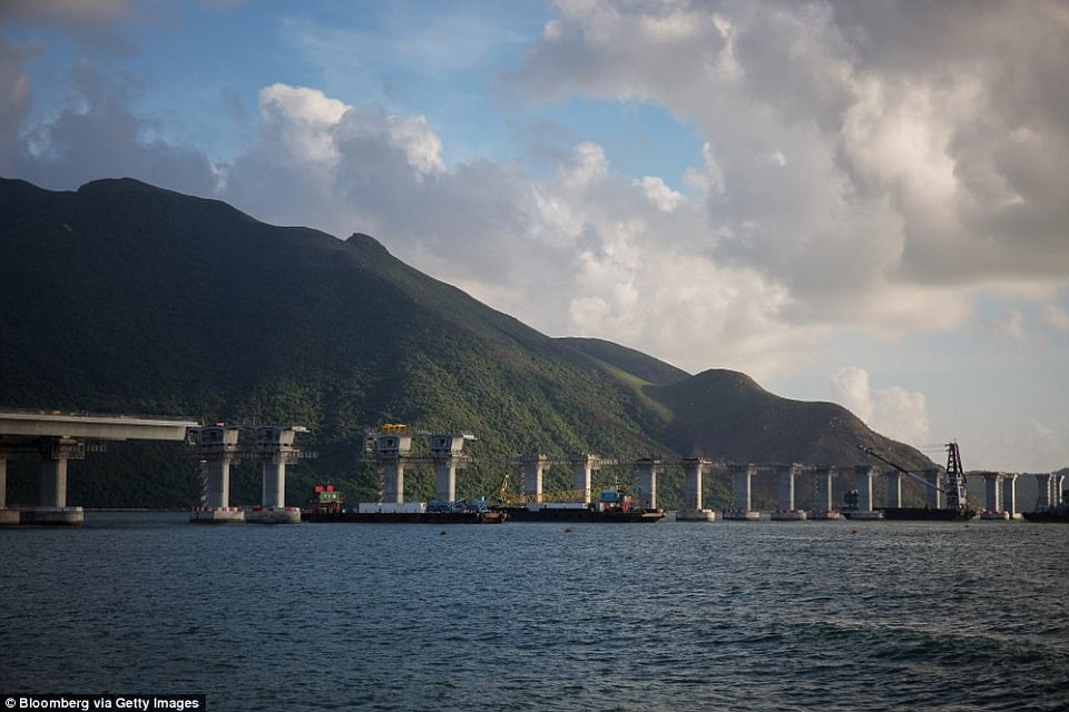 Trung Quốc sắp hoàn thành cầu vượt biển dài nhất thế giới - 4
Yin Haiqing, kỹ sư chính của dự án, cho hay đội ngũ xây dựng đã tốn tới 96 giờ để đưa ống cầu đầu tiên xuống biển. Các công nhân và kỹ sư đã phải thức nhiều ngày liên tiếp để thực hiện nhiệm vụ. Trong ảnh: Cầu trong quá trình xây dựng ở Hong Kong năm 2015. (Ảnh: Getty)