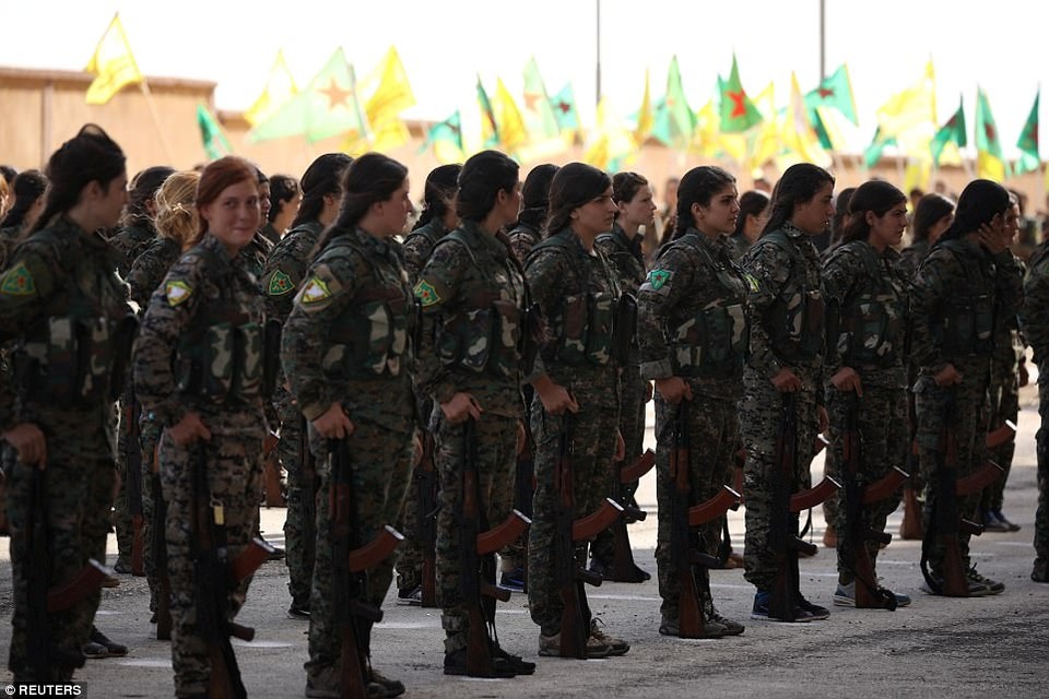 Những "bóng hồng" chống IS ở Syria - 1 Lực lượng Dân chủ Syria (SDF) là một liên minh của các lực lượng dân quân địa phương được hỗ trợ bởi một liên minh do Mỹ đứng đầu. Lực lượng này đã tổ chức khóa huấn luyện vũ trang 15 ngày cho cho 210 phụ nữ. Tại đây các học viên được học cách sử dụng vũ khí, chiến thuật và sơ cứu.