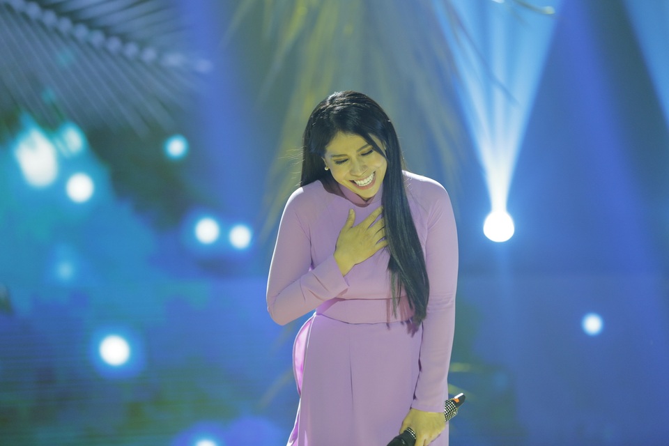 Lý Hương chia sẻ: “Lý Hương đã nằm liệt giường mấy ngày nay rồi nhưng vì yêu mến khán giả, muốn đến với Tình Bolero, Lý Hương đã cố gắng hết sức. Trước khi đến với buổi biểu diễn, Lý Hương đã phải đi chích 2 mũi để có đủ sức khỏe, không ho và có giọng ca trong trẻo lại, nhưng sức khỏe không tốt nên Lý Hương xin phép tạm dừng cuộc thi và chia tay với quý vị khán giả”.