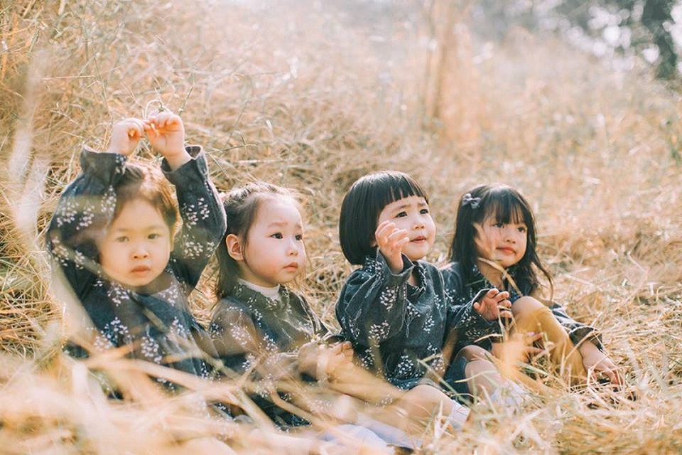 Bộ ảnh ngộ nghĩnh của 4 bé gái có mẹ là bạn thân - 11 Bộ ảnh đáng yêu với những biểu cảm tinh nghịch, nhí nhảnh ngay khi được đăng tải đã khiến 4 mẹ vô cùng bận rộn, theo chị Phương thì “gần như không làm được việc gì”.