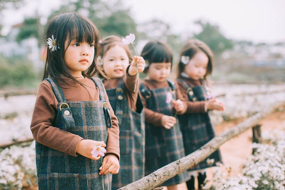 Bộ ảnh ngộ nghĩnh của 4 bé gái có mẹ là bạn thân - 1 Tình bạn vốn là thứ tình cảm luôn được trân quý, nâng niu và gìn giữ theo thời gian. Có những tình bạn cách xa cả ngàn cây số, hiếm khi gặp được nhau nhưng một khi đã gặp phải thật ấn tượng.