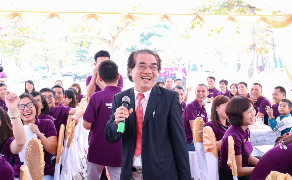 "Chúng mày ơi, về với trường, với lớp đi…" - 5
Thầy Lưu Đức Mười – GV bộ môn Văn trong phần giao lưu với học sinh