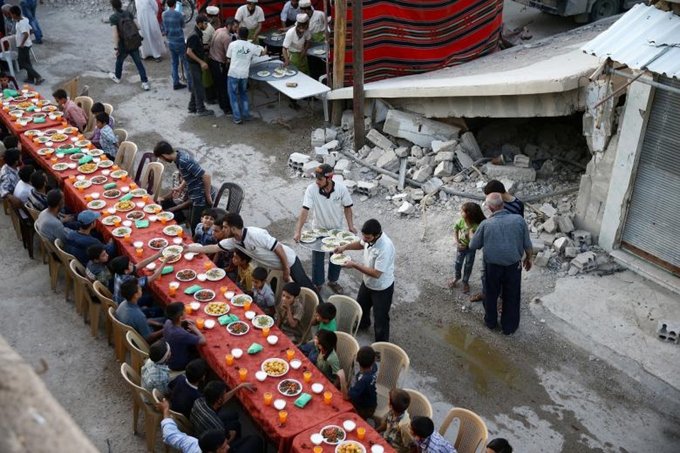 Những hình ảnh nổi bật thế giới tháng 6 - 9 Người Hồi Giáo ở Syria ăn bữa Iftar (bữa ăn xả chay) trong tháng ăn chay Ramadan ngày 18/6. (Ảnh: Reuters)